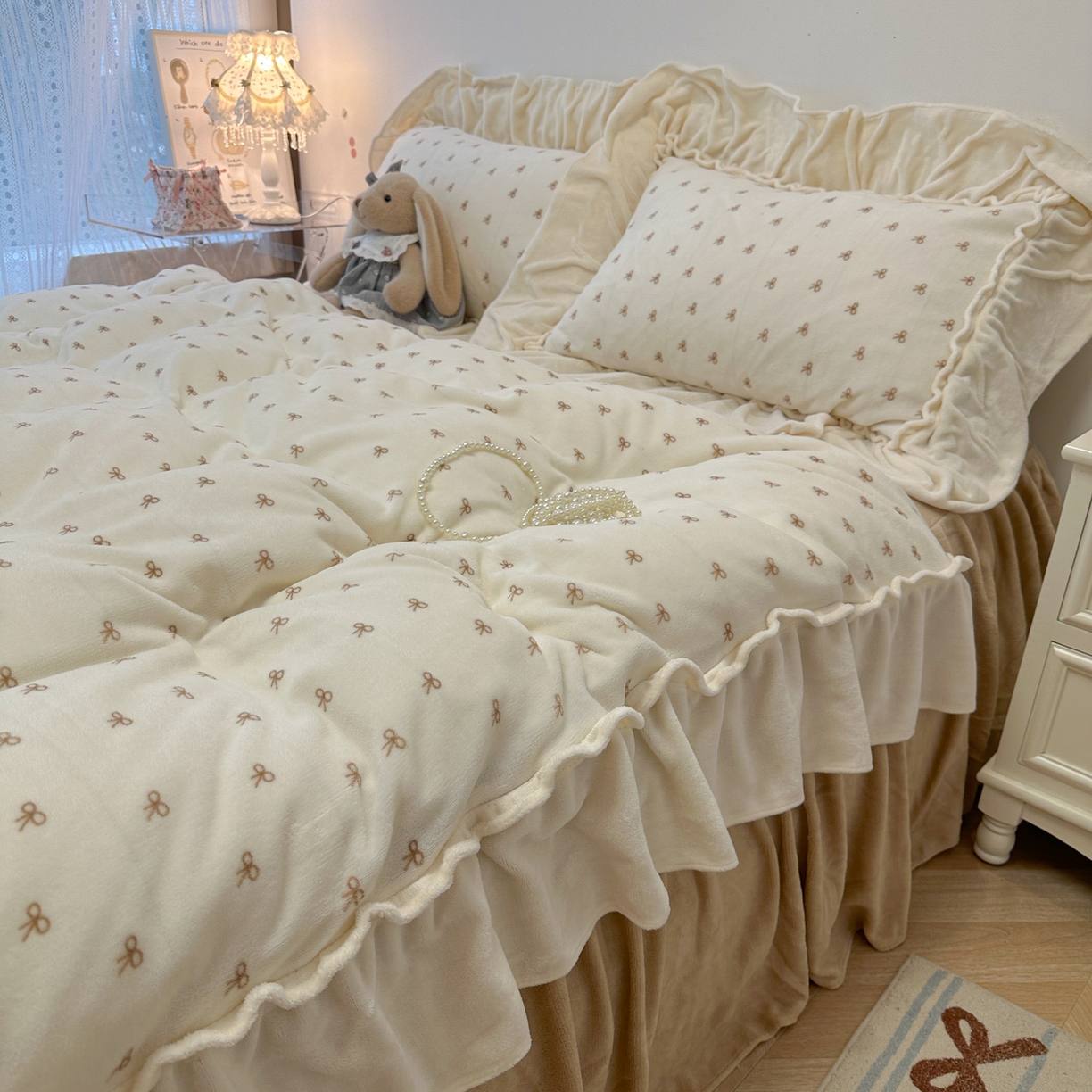 91家纺网 家纺一手货源 找家纺 盼季家纺 2025新款日系奶油风牛奶绒花边床上用品四件套珊瑚绒牛奶绒床单被套床裙 牛奶绒花边-蝴蝶米波波