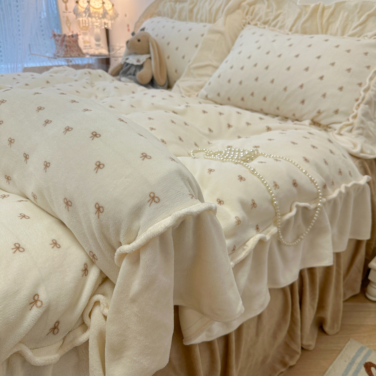 91家纺网 家纺一手货源 找家纺 盼季家纺 2025新款日系奶油风牛奶绒花边床上用品四件套珊瑚绒牛奶绒床单被套床裙 牛奶绒花边-蝴蝶米波波