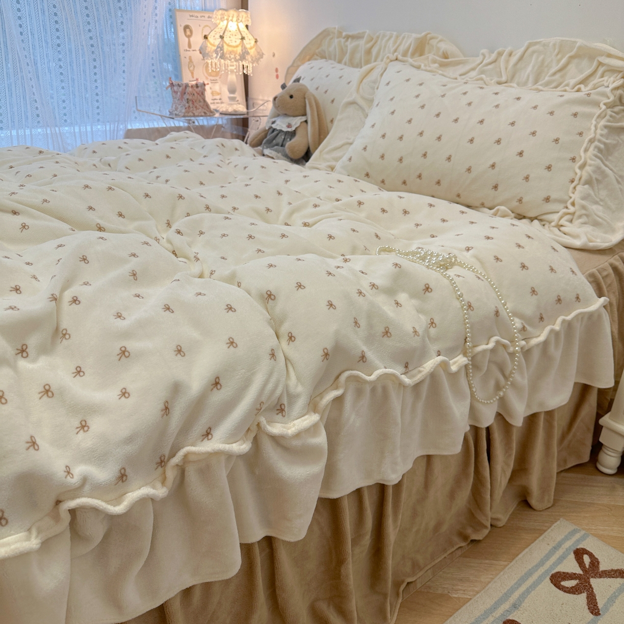 91家纺网 家纺一手货源 找家纺 盼季家纺 2025新款日系奶油风牛奶绒花边床上用品四件套珊瑚绒牛奶绒床单被套床裙 牛奶绒花边-蝴蝶米波波