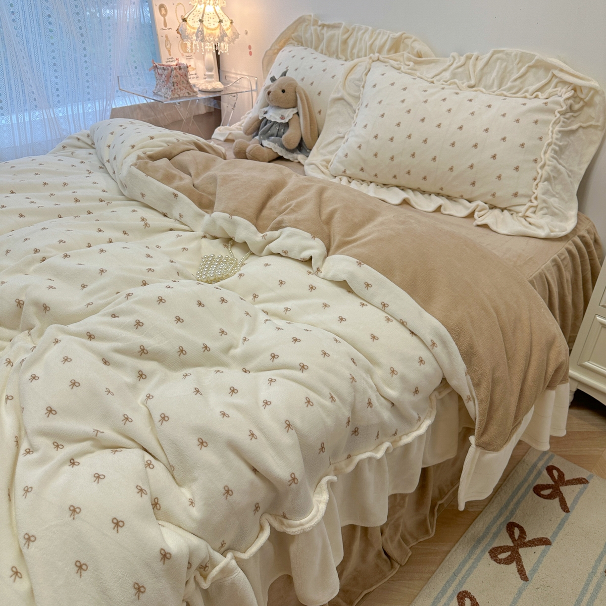 91家纺网 家纺一手货源 找家纺 盼季家纺 2025新款日系奶油风牛奶绒花边床上用品四件套珊瑚绒牛奶绒床单被套床裙 牛奶绒花边-蝴蝶米波波