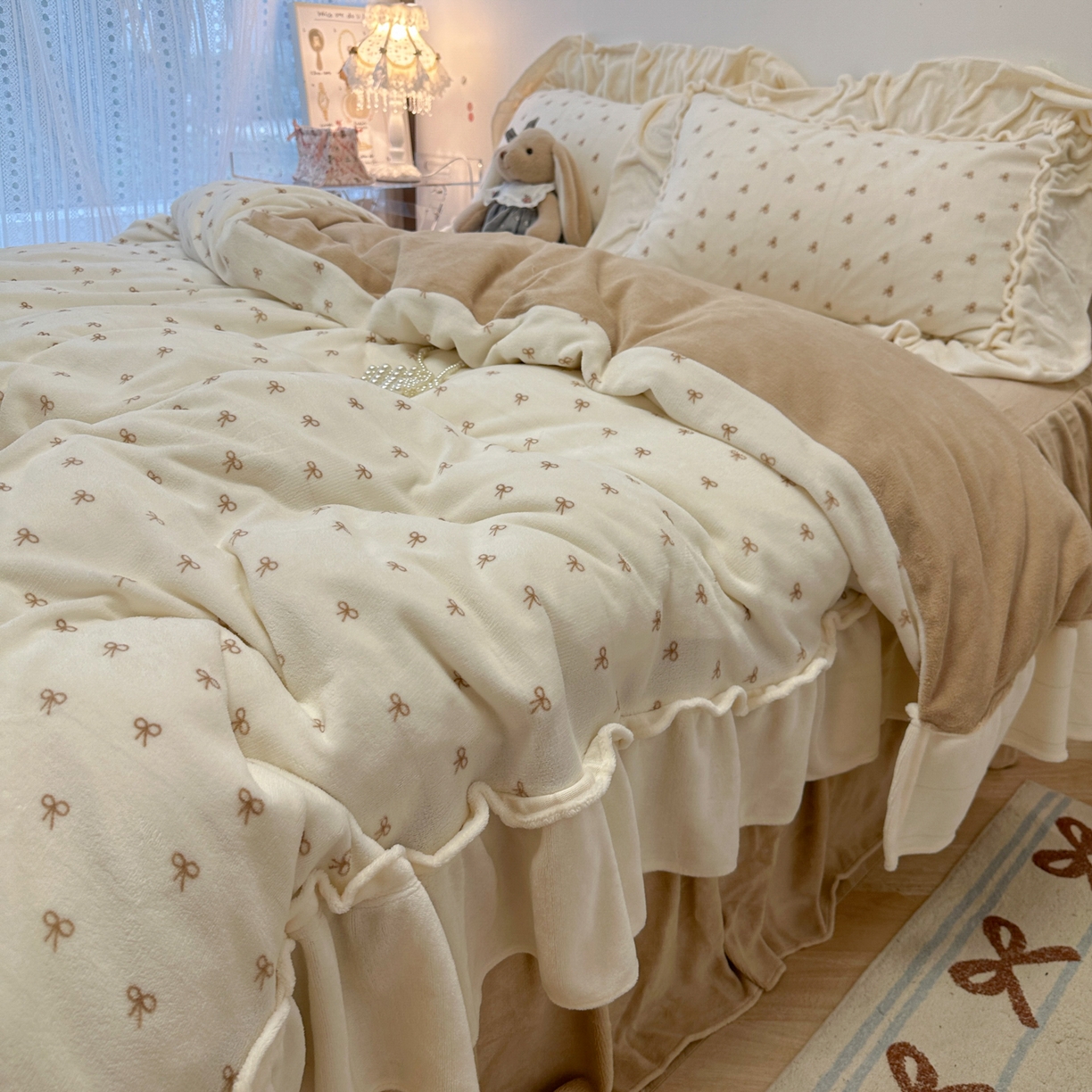 91家纺网 家纺一手货源 找家纺 盼季家纺 2025新款日系奶油风牛奶绒花边床上用品四件套珊瑚绒牛奶绒床单被套床裙 牛奶绒花边-蝴蝶米波波