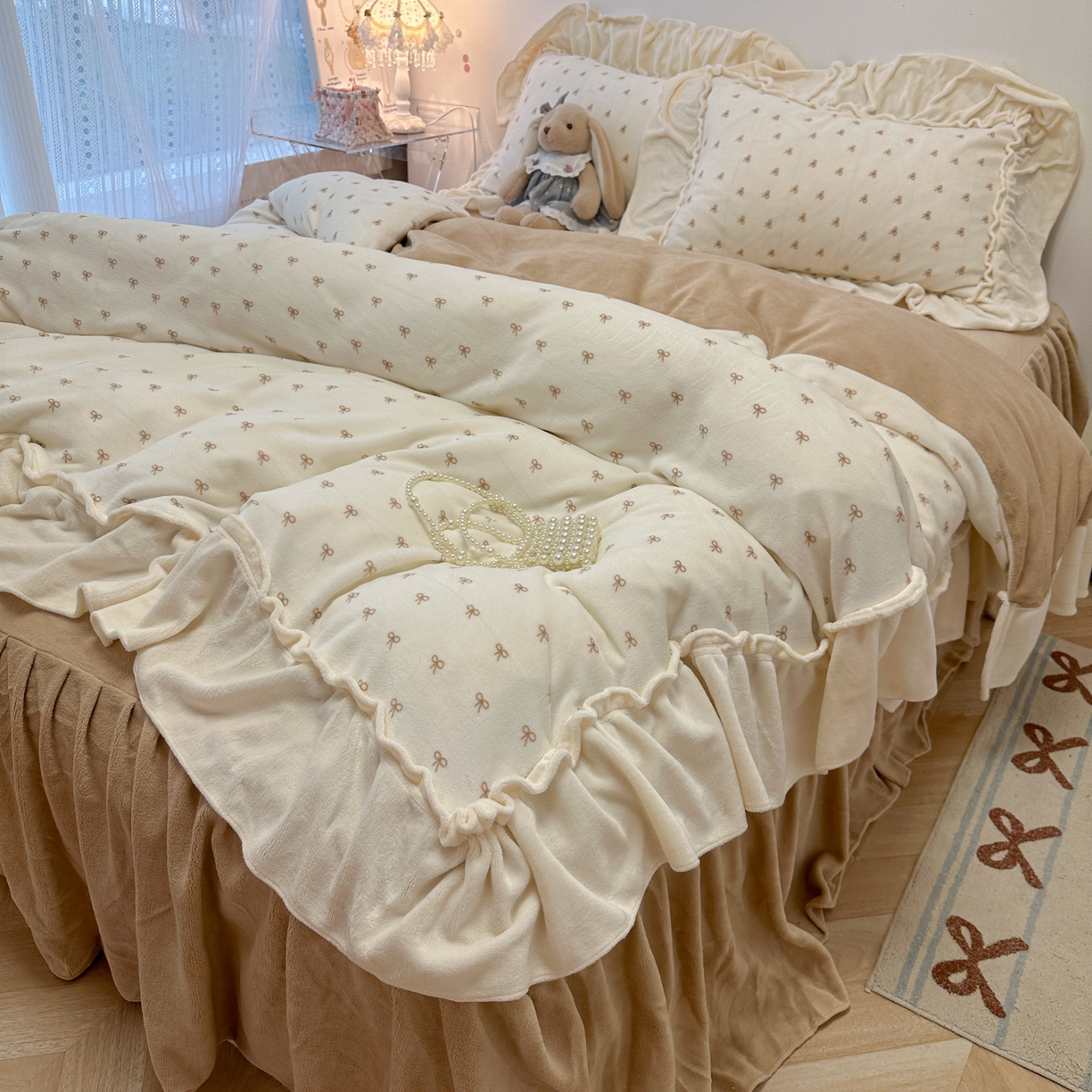 91家纺网 家纺一手货源 找家纺 盼季家纺 2025新款日系奶油风牛奶绒花边床上用品四件套珊瑚绒牛奶绒床单被套床裙 牛奶绒花边-蝴蝶米波波