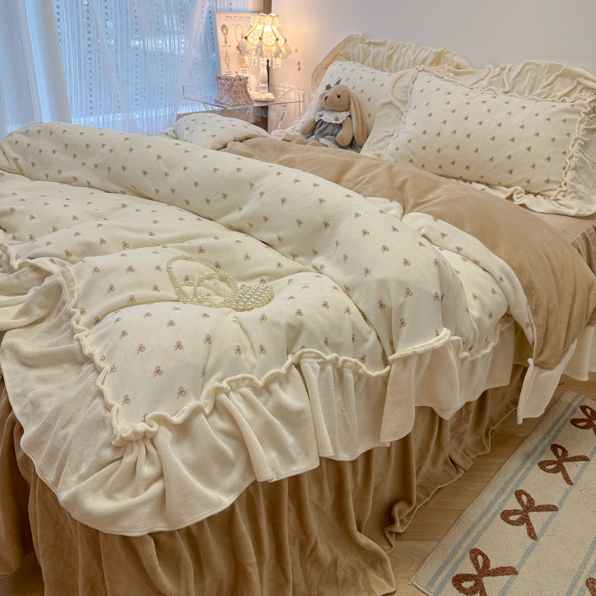 91家纺网 家纺一手货源 找家纺 盼季家纺 2025新款日系奶油风牛奶绒花边床上用品四件套珊瑚绒牛奶绒床单被套床裙 牛奶绒花边-蝴蝶米波波