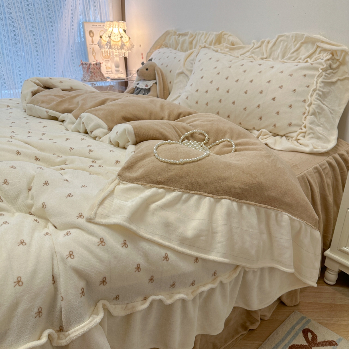 91家纺网 家纺一手货源 找家纺 盼季家纺 2025新款日系奶油风牛奶绒花边床上用品四件套珊瑚绒牛奶绒床单被套床裙 牛奶绒花边-蝴蝶米波波