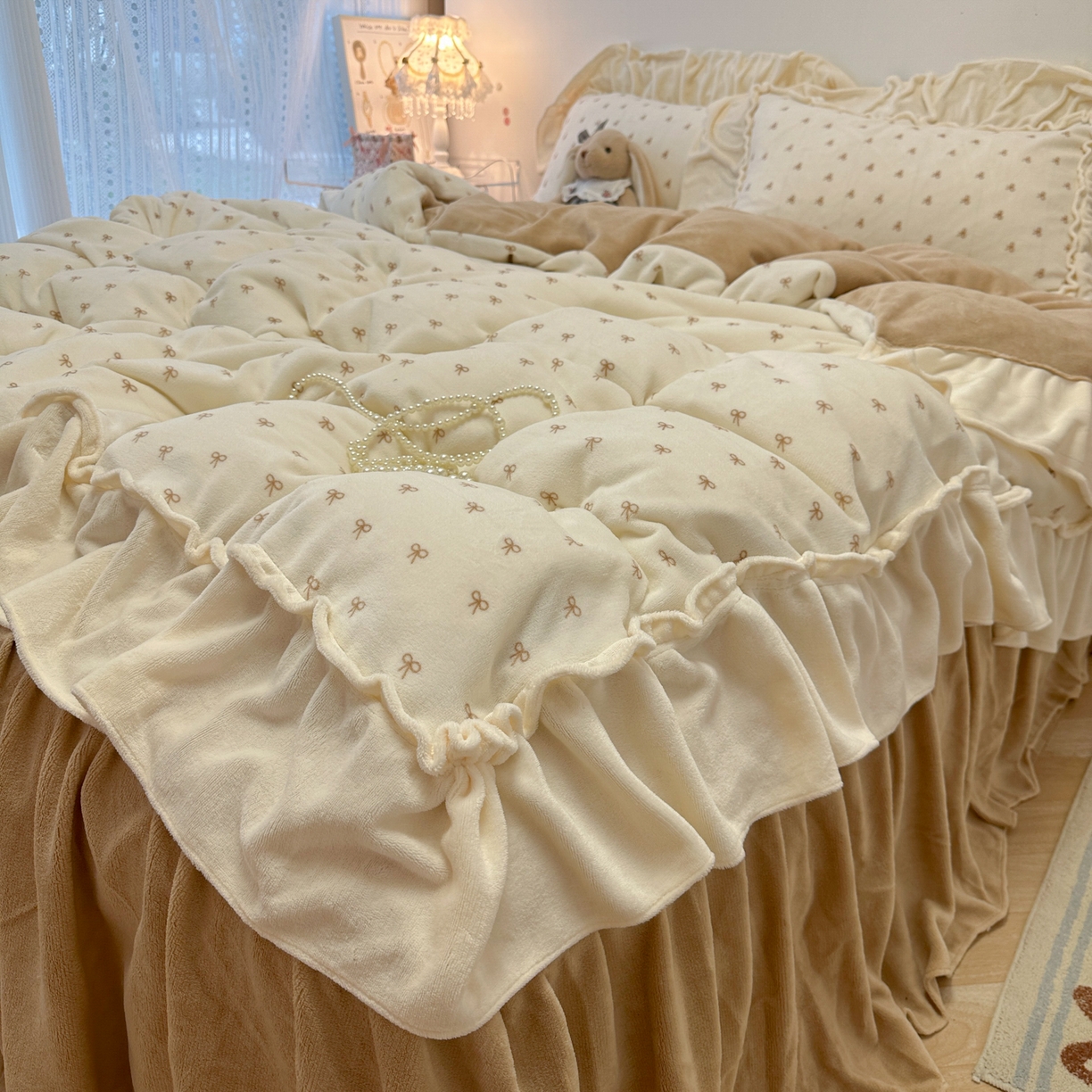 91家纺网 家纺一手货源 找家纺 盼季家纺 2025新款日系奶油风牛奶绒花边床上用品四件套珊瑚绒牛奶绒床单被套床裙 牛奶绒花边-蝴蝶米波波