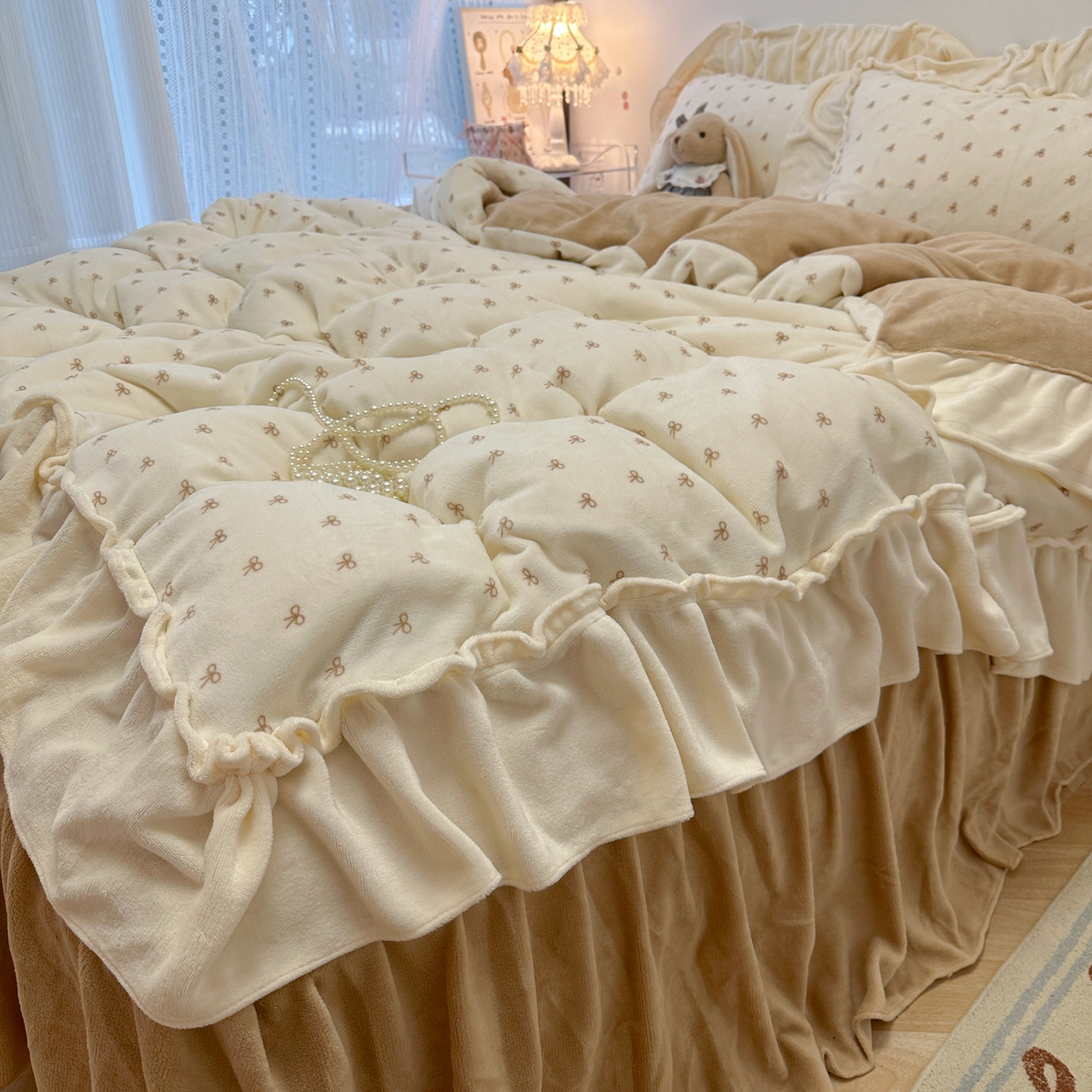 91家纺网 家纺一手货源 找家纺 盼季家纺 2025新款日系奶油风牛奶绒花边床上用品四件套珊瑚绒牛奶绒床单被套床裙 牛奶绒花边-蝴蝶米波波