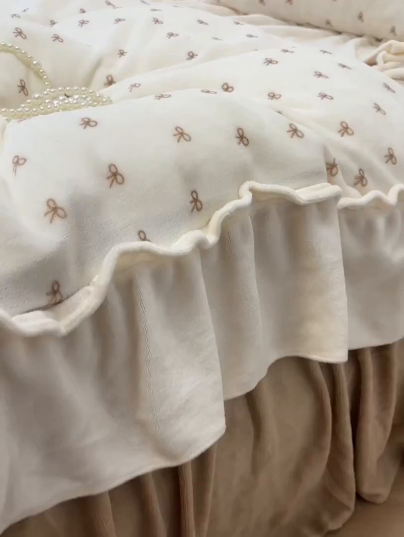 91家纺网 家纺一手货源 找家纺 盼季家纺 2025新款日系奶油风牛奶绒花边床上用品四件套珊瑚绒牛奶绒床单被套床裙 牛奶绒花边-蝴蝶米波波