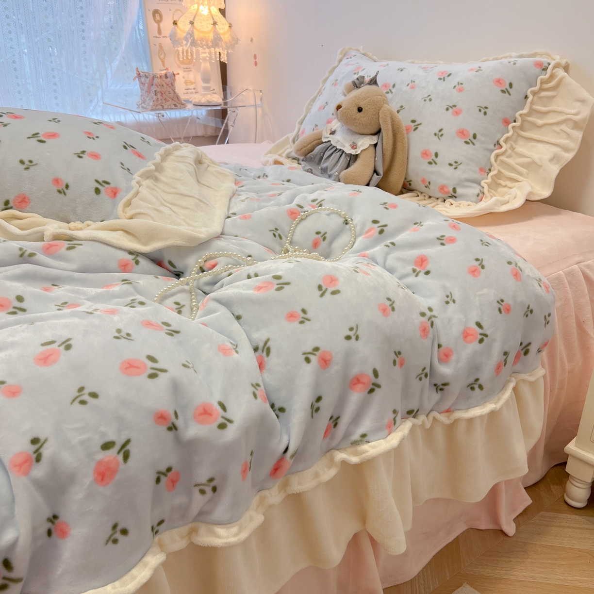 91家纺网 家纺一手货源 找家纺 盼季家纺 2025新款日系奶油风牛奶绒花边床上用品四件套珊瑚绒牛奶绒床单被套床裙 牛奶绒花边-郁金香蓝