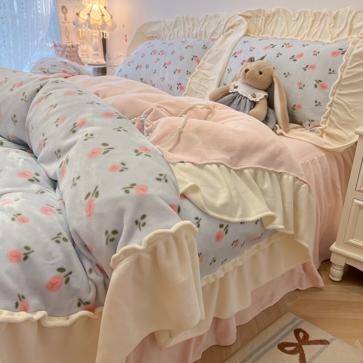 91家纺网 家纺一手货源 找家纺 盼季家纺 2025新款日系奶油风牛奶绒花边床上用品四件套珊瑚绒牛奶绒床单被套床裙 牛奶绒花边-郁金香蓝