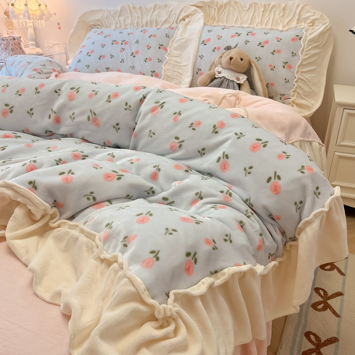 91家纺网 家纺一手货源 找家纺 盼季家纺 2025新款日系奶油风牛奶绒花边床上用品四件套珊瑚绒牛奶绒床单被套床裙 牛奶绒花边-郁金香蓝