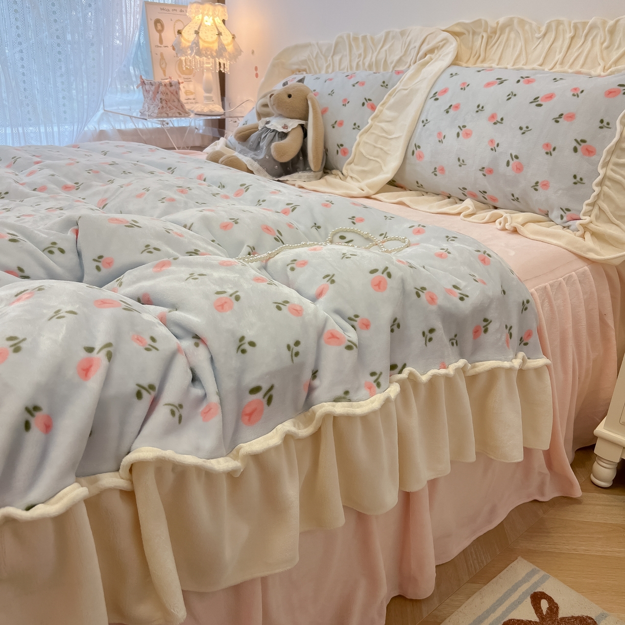 91家纺网 家纺一手货源 找家纺 盼季家纺 2025新款日系奶油风牛奶绒花边床上用品四件套珊瑚绒牛奶绒床单被套床裙 牛奶绒花边-郁金香蓝