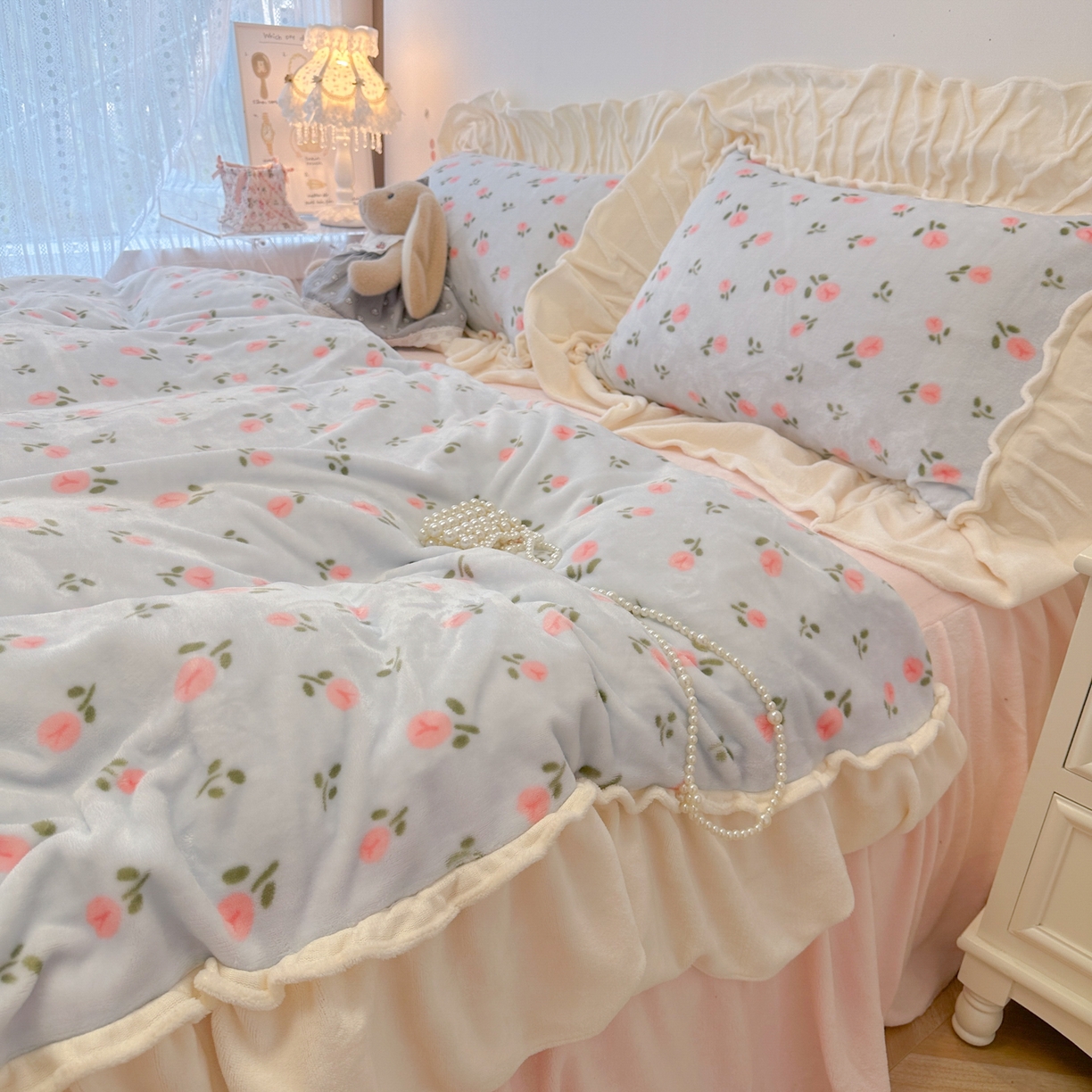 91家纺网 家纺一手货源 找家纺 盼季家纺 2025新款日系奶油风牛奶绒花边床上用品四件套珊瑚绒牛奶绒床单被套床裙 牛奶绒花边-郁金香蓝