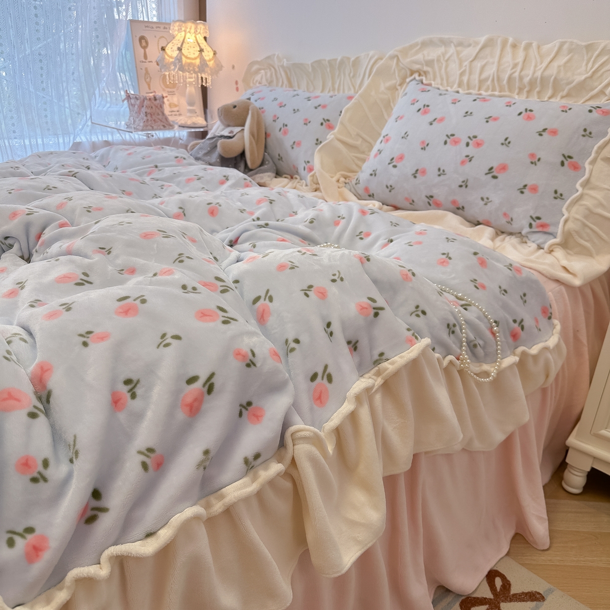 91家纺网 家纺一手货源 找家纺 盼季家纺 2025新款日系奶油风牛奶绒花边床上用品四件套珊瑚绒牛奶绒床单被套床裙 牛奶绒花边-郁金香蓝