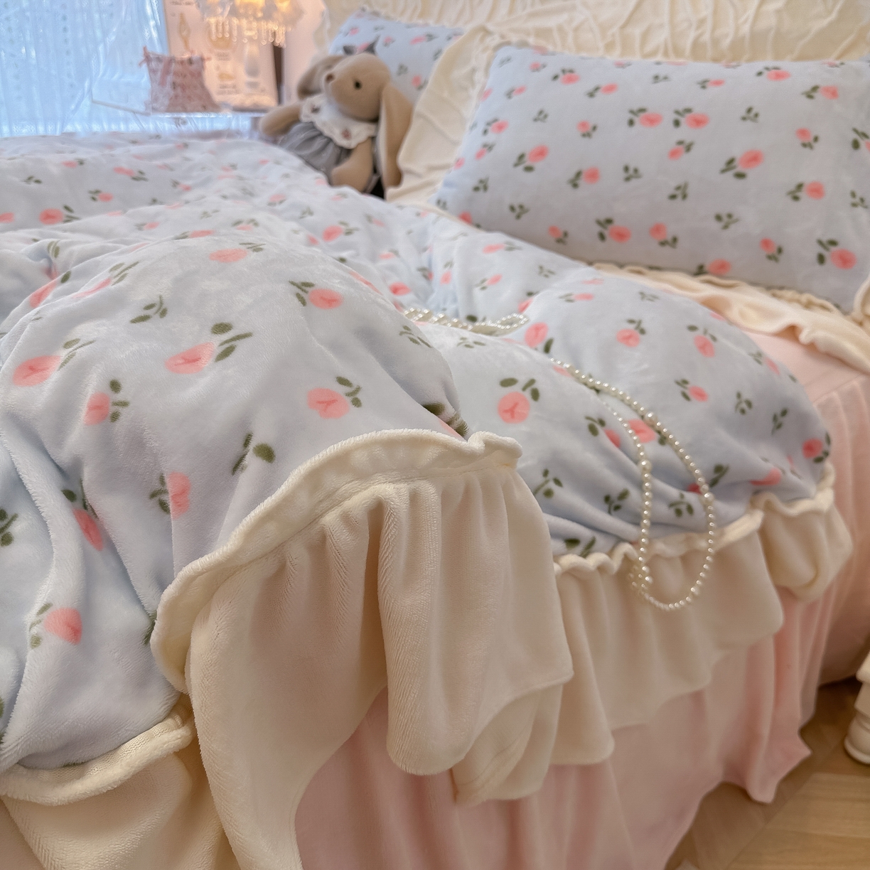 91家纺网 家纺一手货源 找家纺 盼季家纺 2025新款日系奶油风牛奶绒花边床上用品四件套珊瑚绒牛奶绒床单被套床裙 牛奶绒花边-郁金香蓝