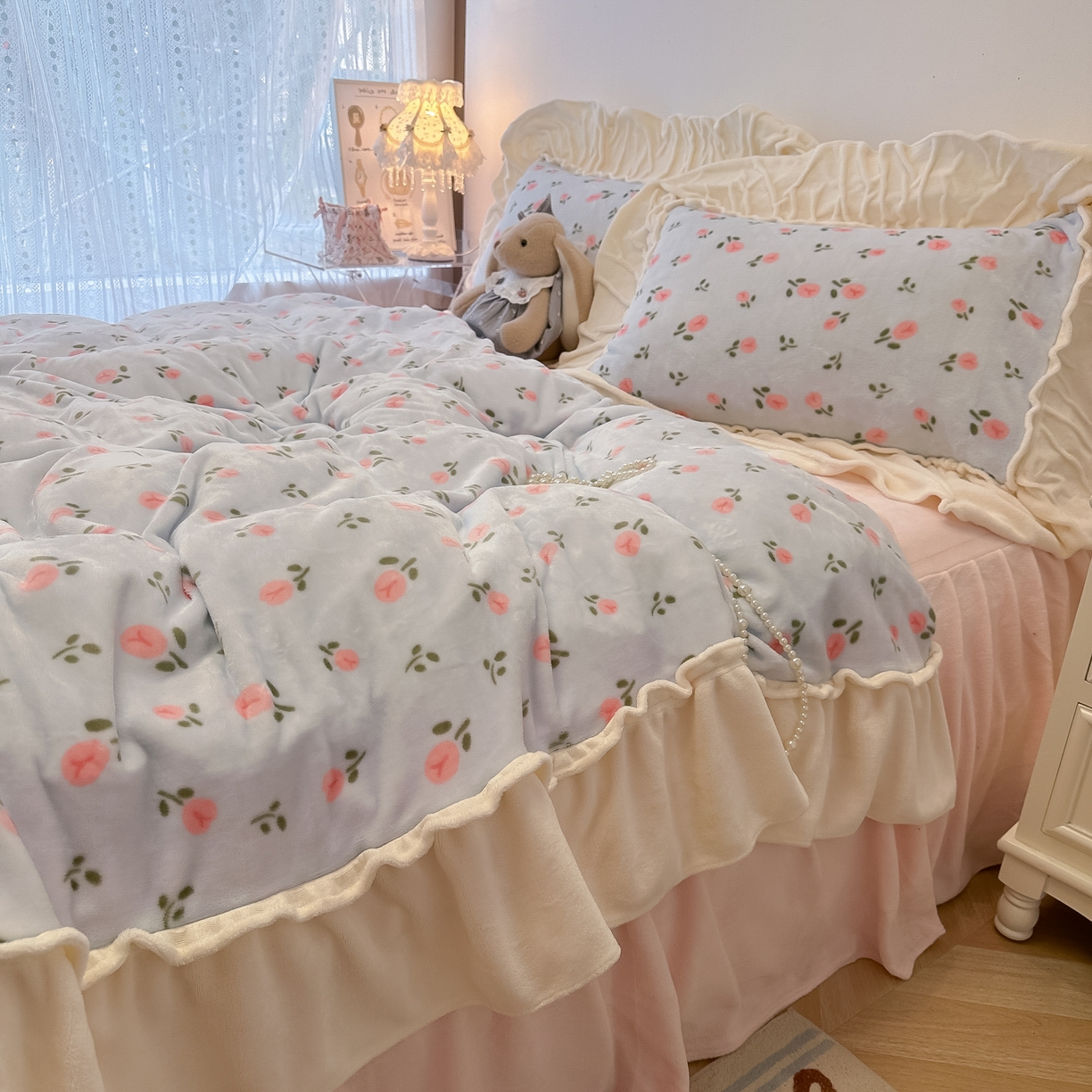 91家纺网 家纺一手货源 找家纺 盼季家纺 2025新款日系奶油风牛奶绒花边床上用品四件套珊瑚绒牛奶绒床单被套床裙 牛奶绒花边-郁金香蓝