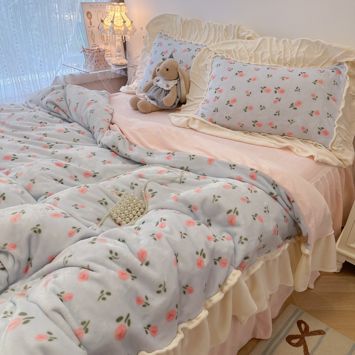 91家纺网 家纺一手货源 找家纺 盼季家纺 2025新款日系奶油风牛奶绒花边床上用品四件套珊瑚绒牛奶绒床单被套床裙 牛奶绒花边-郁金香蓝