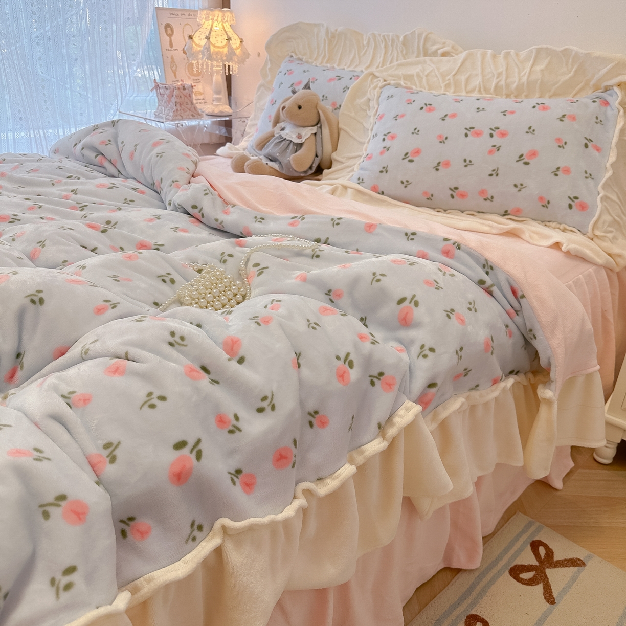 91家纺网 家纺一手货源 找家纺 盼季家纺 2025新款日系奶油风牛奶绒花边床上用品四件套珊瑚绒牛奶绒床单被套床裙 牛奶绒花边-郁金香蓝