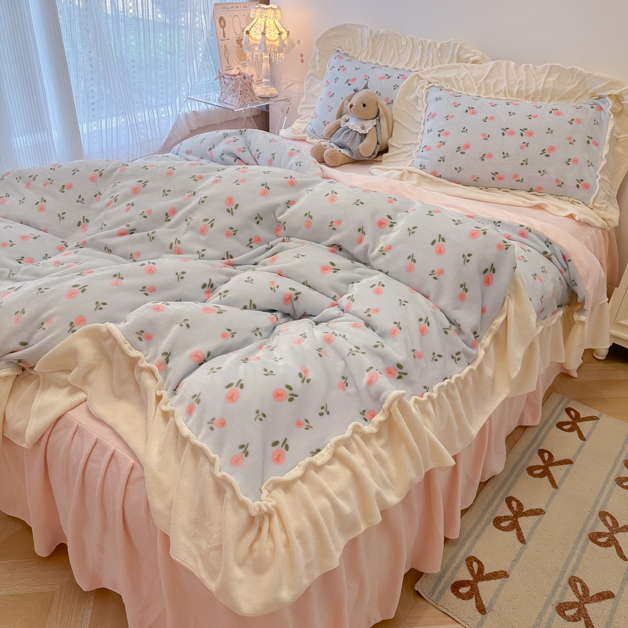 91家纺网 家纺一手货源 找家纺 盼季家纺 2025新款日系奶油风牛奶绒花边床上用品四件套珊瑚绒牛奶绒床单被套床裙 牛奶绒花边-郁金香蓝