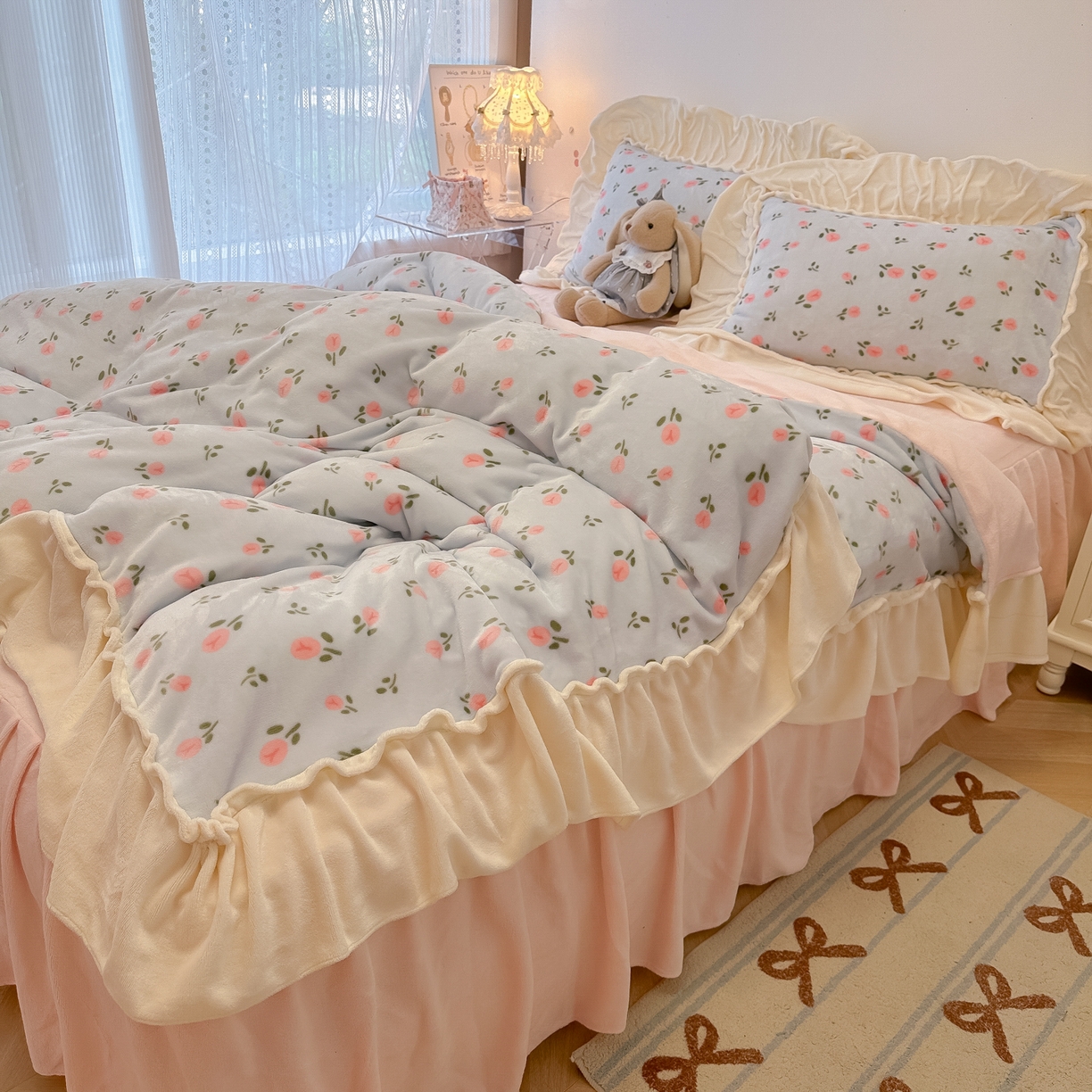 91家纺网 家纺一手货源 找家纺 盼季家纺 2025新款日系奶油风牛奶绒花边床上用品四件套珊瑚绒牛奶绒床单被套床裙 牛奶绒花边-郁金香蓝