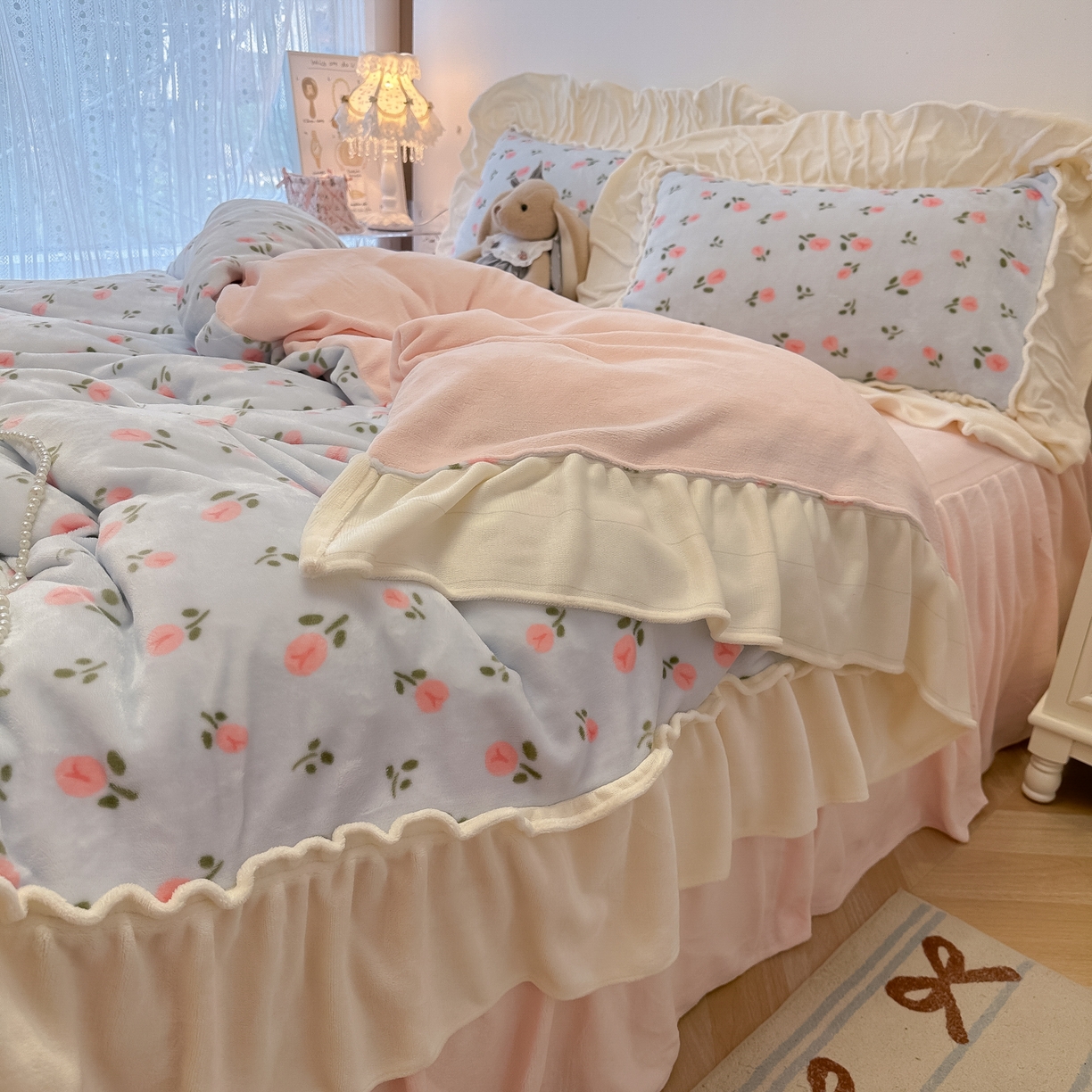 91家纺网 家纺一手货源 找家纺 盼季家纺 2025新款日系奶油风牛奶绒花边床上用品四件套珊瑚绒牛奶绒床单被套床裙 牛奶绒花边-郁金香蓝