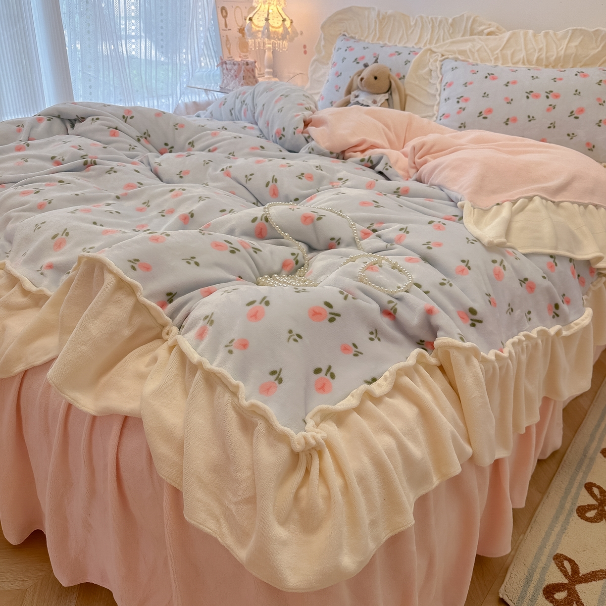 91家纺网 家纺一手货源 找家纺 盼季家纺 2025新款日系奶油风牛奶绒花边床上用品四件套珊瑚绒牛奶绒床单被套床裙 牛奶绒花边-郁金香蓝