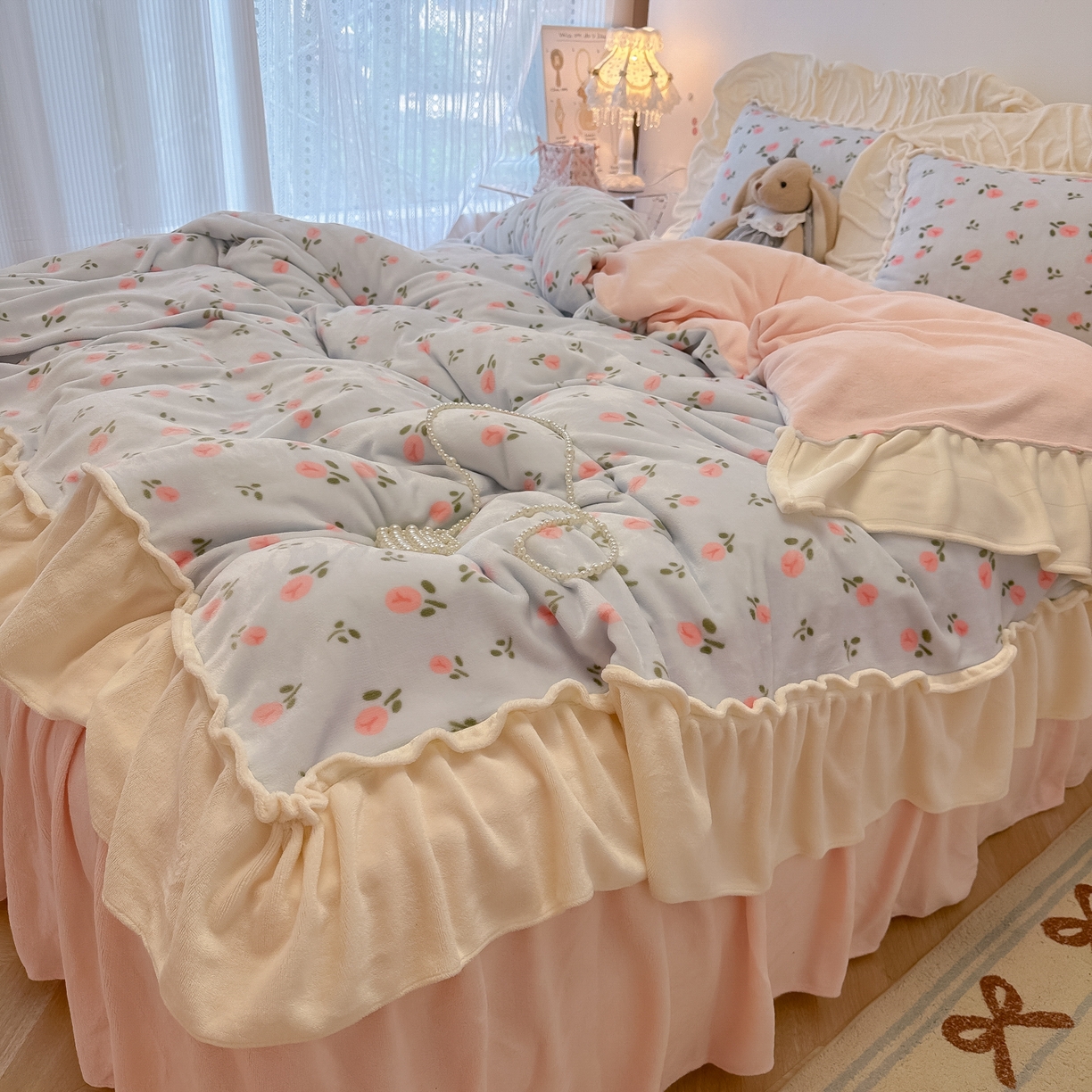 91家纺网 家纺一手货源 找家纺 盼季家纺 2025新款日系奶油风牛奶绒花边床上用品四件套珊瑚绒牛奶绒床单被套床裙 牛奶绒花边-郁金香蓝