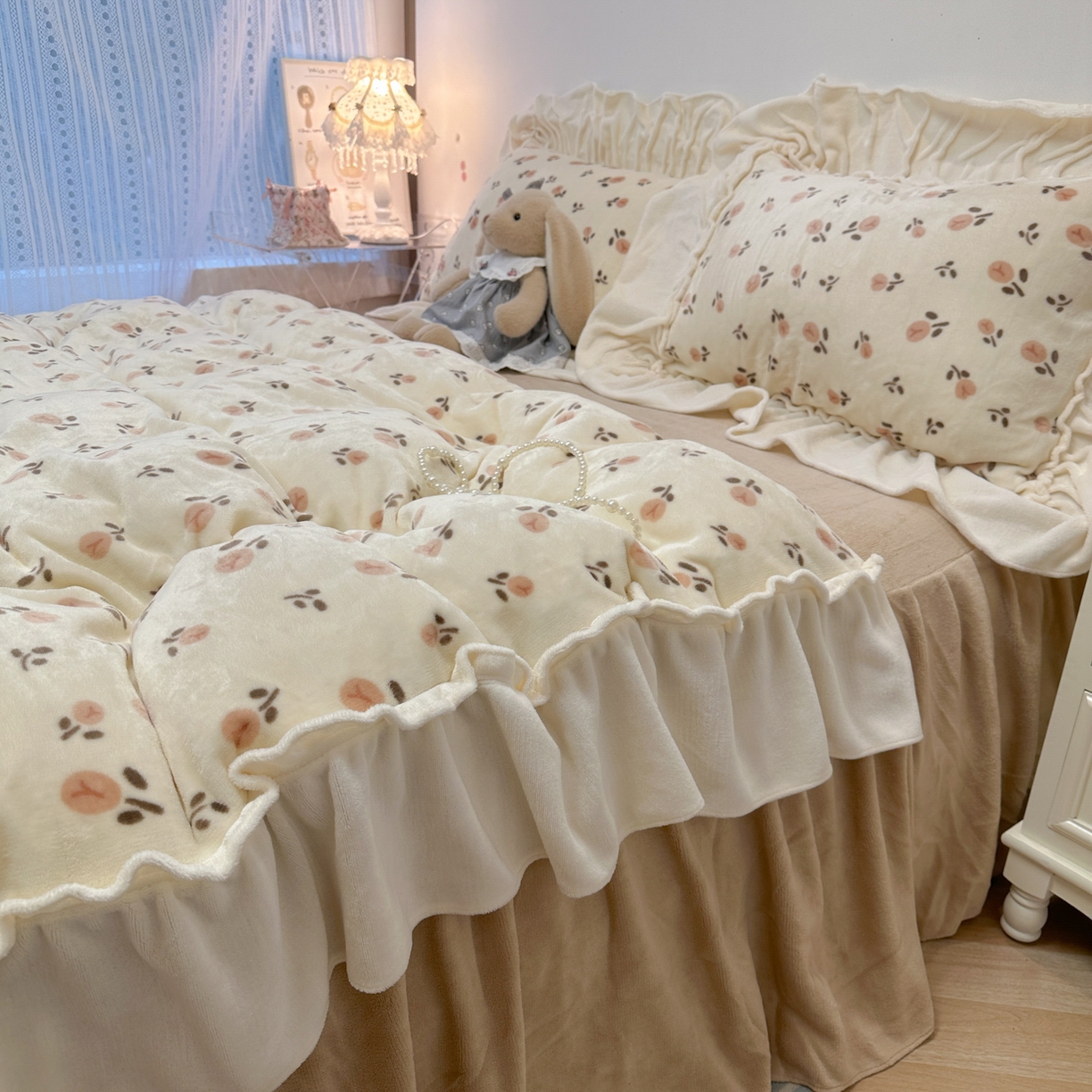 91家纺网 家纺一手货源 找家纺 盼季家纺 2025新款日系奶油风牛奶绒花边床上用品四件套珊瑚绒牛奶绒床单被套床裙 牛奶绒花边-郁金香米