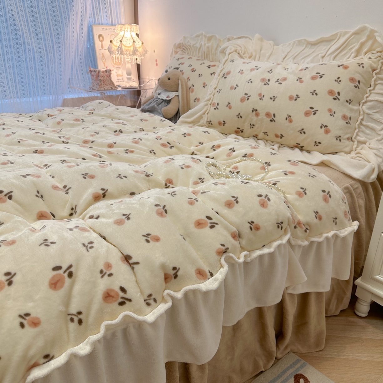 91家纺网 家纺一手货源 找家纺 盼季家纺 2025新款日系奶油风牛奶绒花边床上用品四件套珊瑚绒牛奶绒床单被套床裙 牛奶绒花边-郁金香米