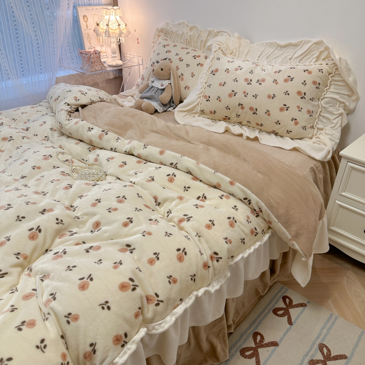 91家纺网 家纺一手货源 找家纺 盼季家纺 2025新款日系奶油风牛奶绒花边床上用品四件套珊瑚绒牛奶绒床单被套床裙 牛奶绒花边-郁金香米