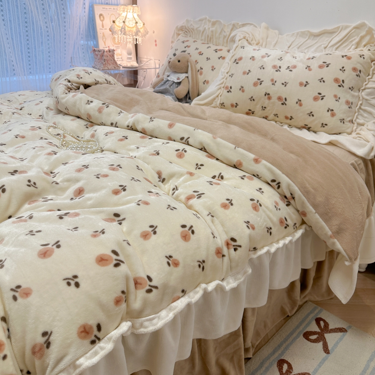 91家纺网 家纺一手货源 找家纺 盼季家纺 2025新款日系奶油风牛奶绒花边床上用品四件套珊瑚绒牛奶绒床单被套床裙 牛奶绒花边-郁金香米