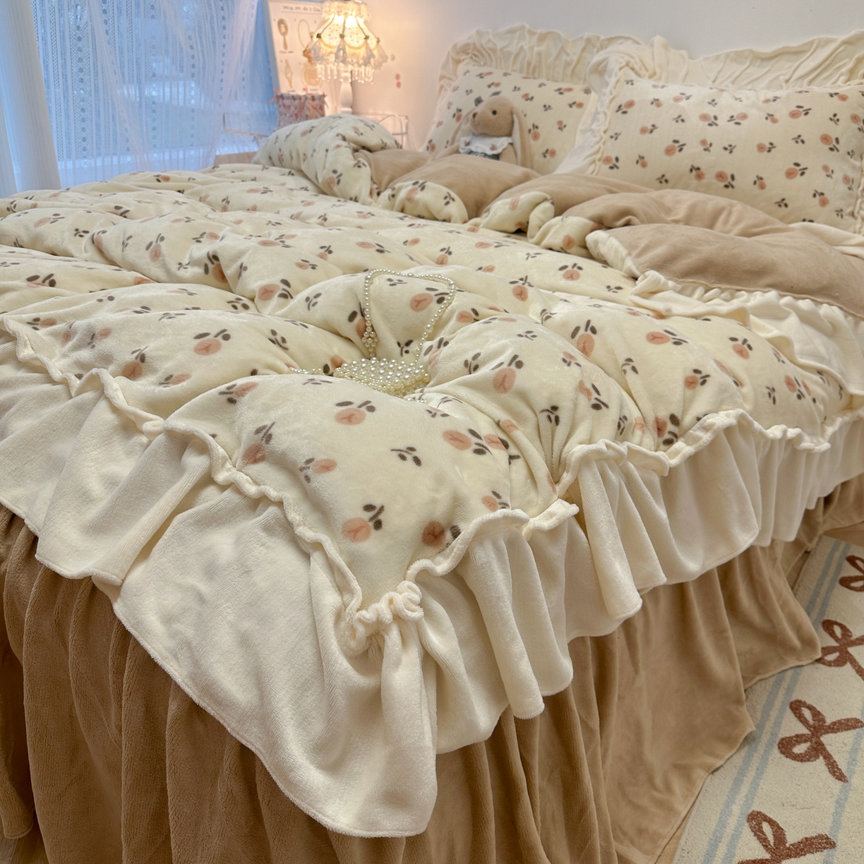 91家纺网 家纺一手货源 找家纺 盼季家纺 2025新款日系奶油风牛奶绒花边床上用品四件套珊瑚绒牛奶绒床单被套床裙 牛奶绒花边-郁金香米