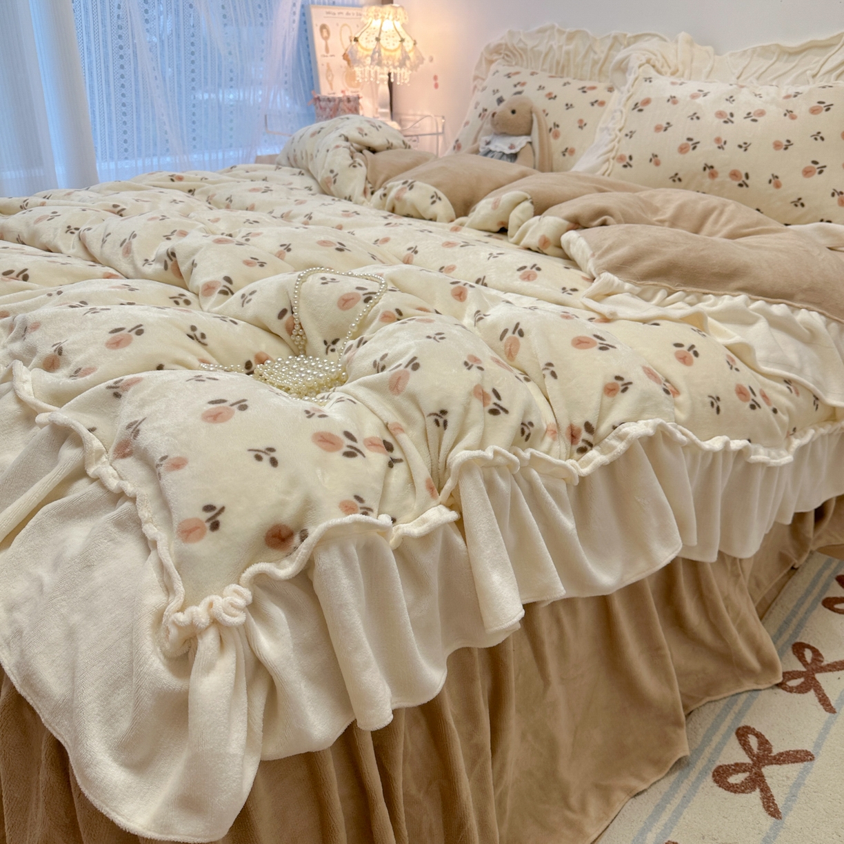 91家纺网 家纺一手货源 找家纺 盼季家纺 2025新款日系奶油风牛奶绒花边床上用品四件套珊瑚绒牛奶绒床单被套床裙 牛奶绒花边-郁金香米