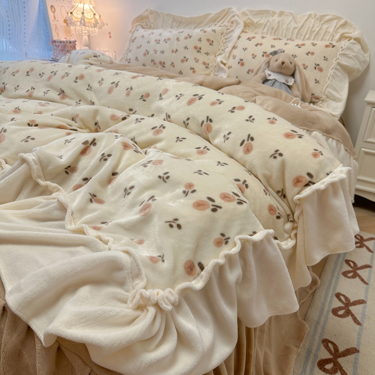 91家纺网 家纺一手货源 找家纺 盼季家纺 2025新款日系奶油风牛奶绒花边床上用品四件套珊瑚绒牛奶绒床单被套床裙 牛奶绒花边-郁金香米