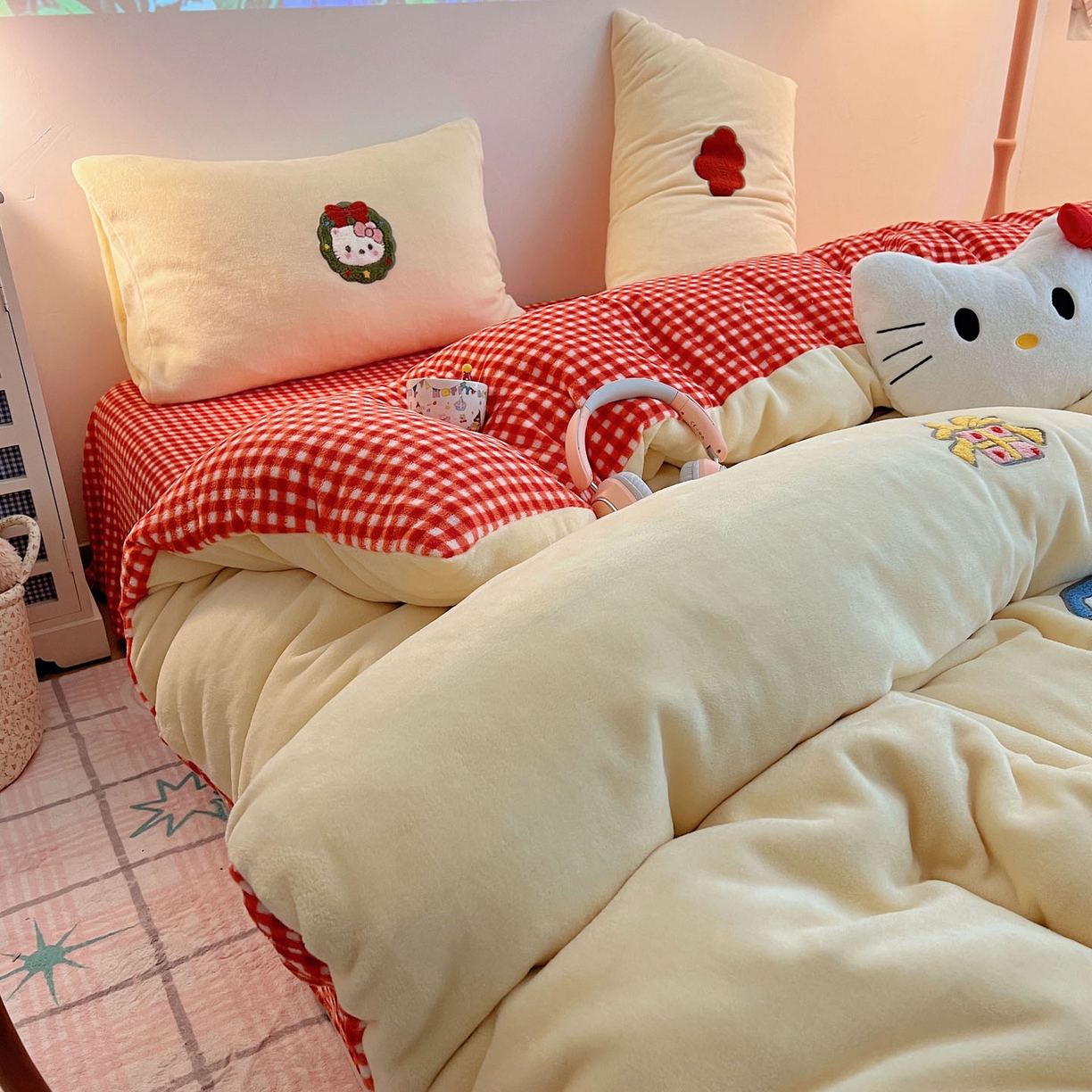 91家纺网 家纺一手货源 找家纺 盼季家纺 2025新款卡通毛巾绣牛奶绒保暖四件套 牛奶绒毛巾绣-红格喵喵