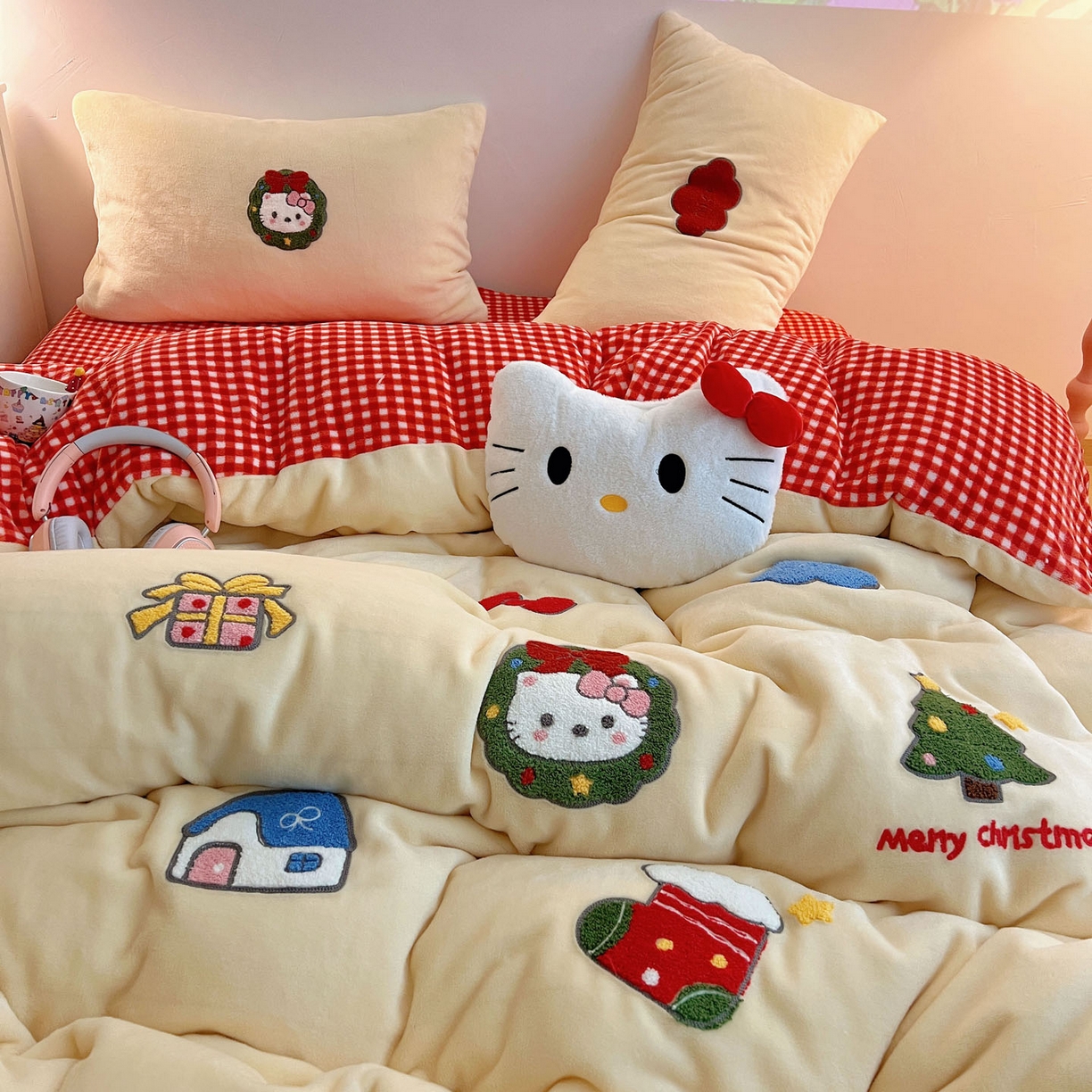 91家纺网 家纺一手货源 找家纺 盼季家纺 2025新款卡通毛巾绣牛奶绒保暖四件套 牛奶绒毛巾绣-红格喵喵