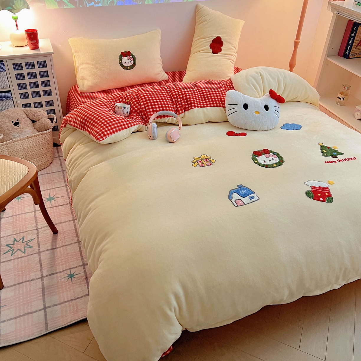 91家纺网 家纺一手货源 找家纺 盼季家纺 2025新款卡通毛巾绣牛奶绒保暖四件套 牛奶绒毛巾绣-红格喵喵