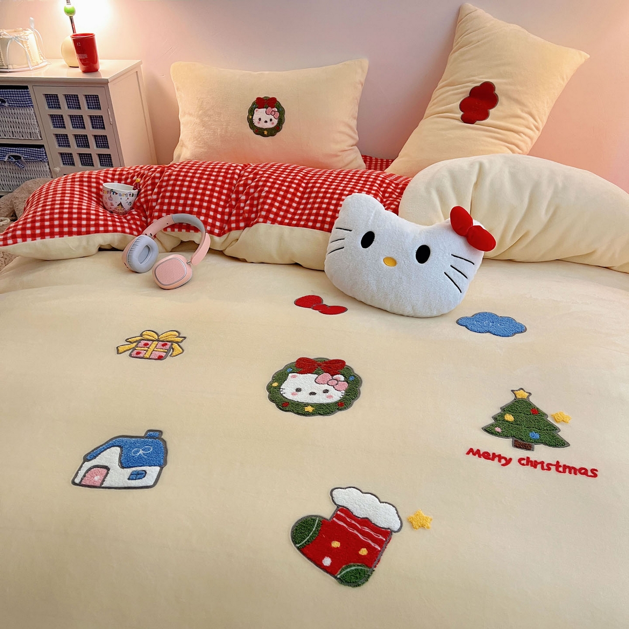 91家纺网 家纺一手货源 找家纺 盼季家纺 2025新款卡通毛巾绣牛奶绒保暖四件套 牛奶绒毛巾绣-红格喵喵