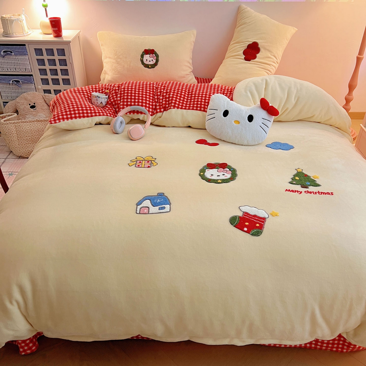 91家纺网 家纺一手货源 找家纺 盼季家纺 2025新款卡通毛巾绣牛奶绒保暖四件套 牛奶绒毛巾绣-红格喵喵