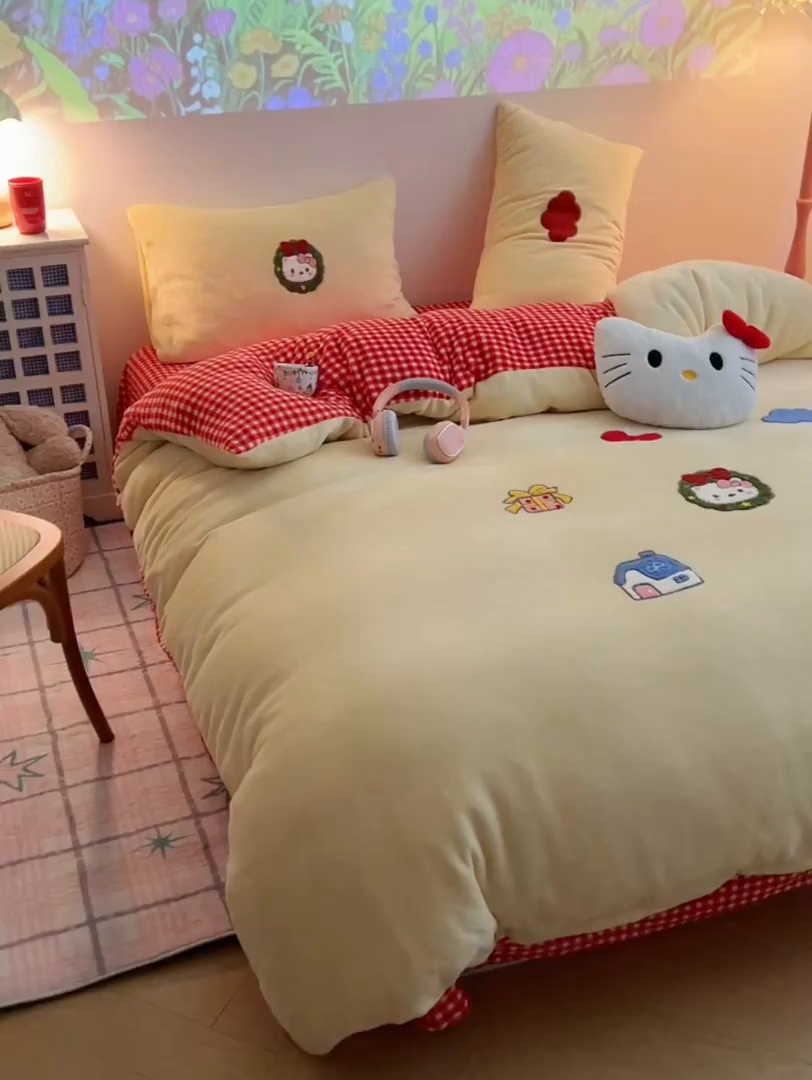 91家纺网 家纺一手货源 找家纺 盼季家纺 2025新款卡通毛巾绣牛奶绒保暖四件套 牛奶绒毛巾绣-红格喵喵