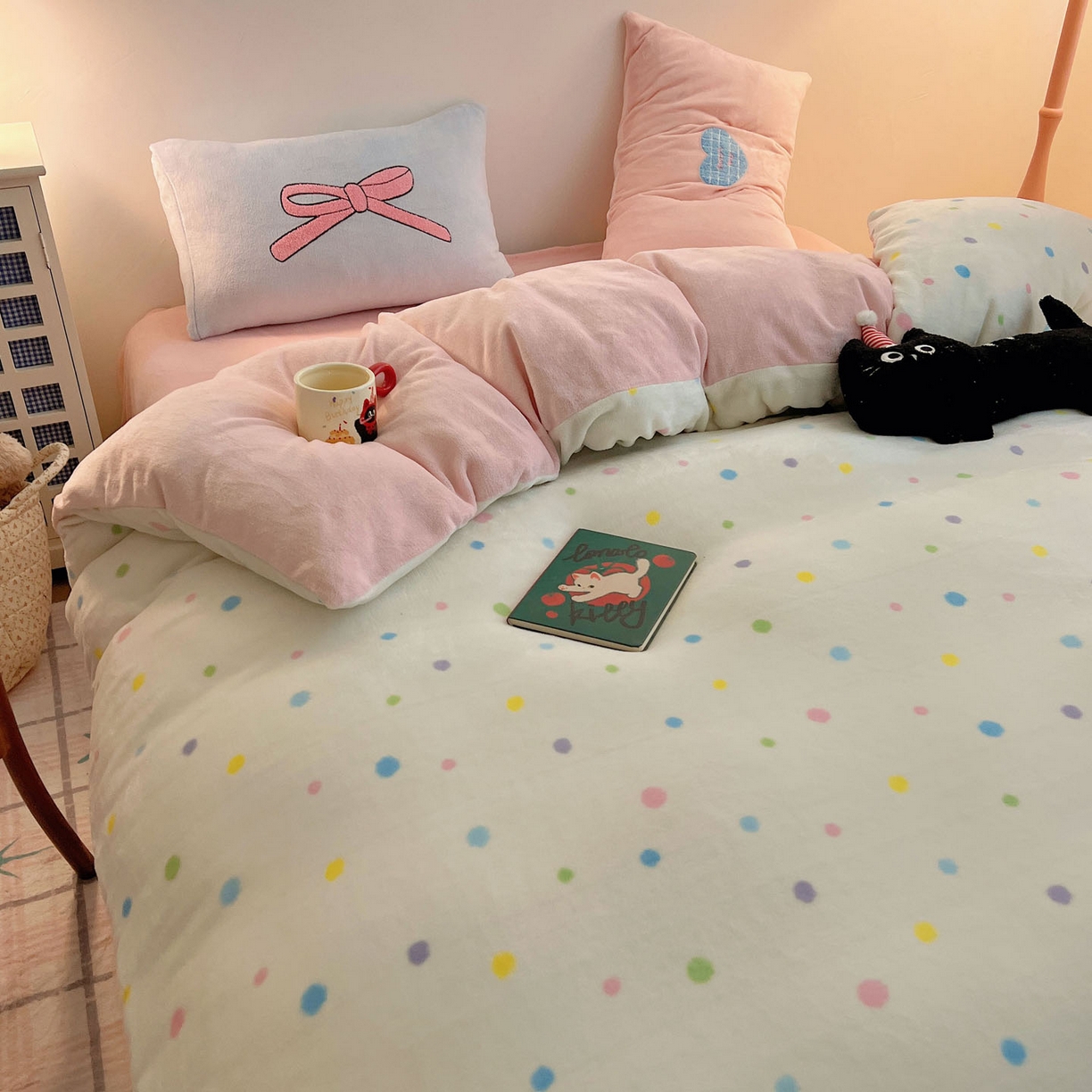 91家纺网 家纺一手货源 找家纺 盼季家纺 2025新款卡通毛巾绣牛奶绒保暖四件套 牛奶绒毛巾绣-彩虹点点瞄