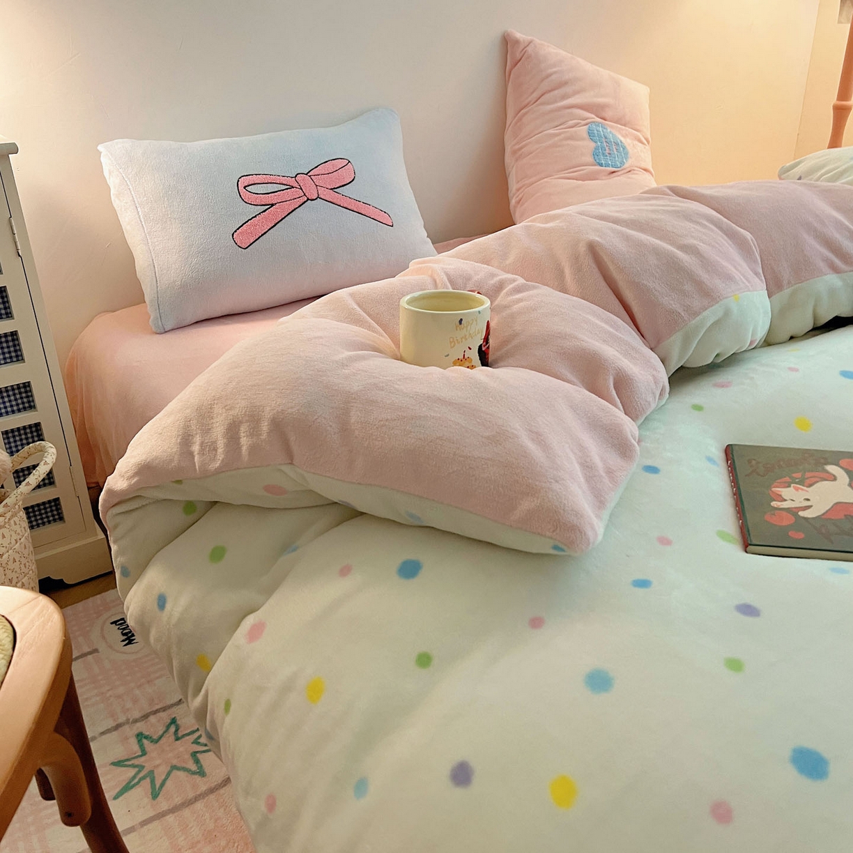 91家纺网 家纺一手货源 找家纺 盼季家纺 2025新款卡通毛巾绣牛奶绒保暖四件套 牛奶绒毛巾绣-彩虹点点瞄