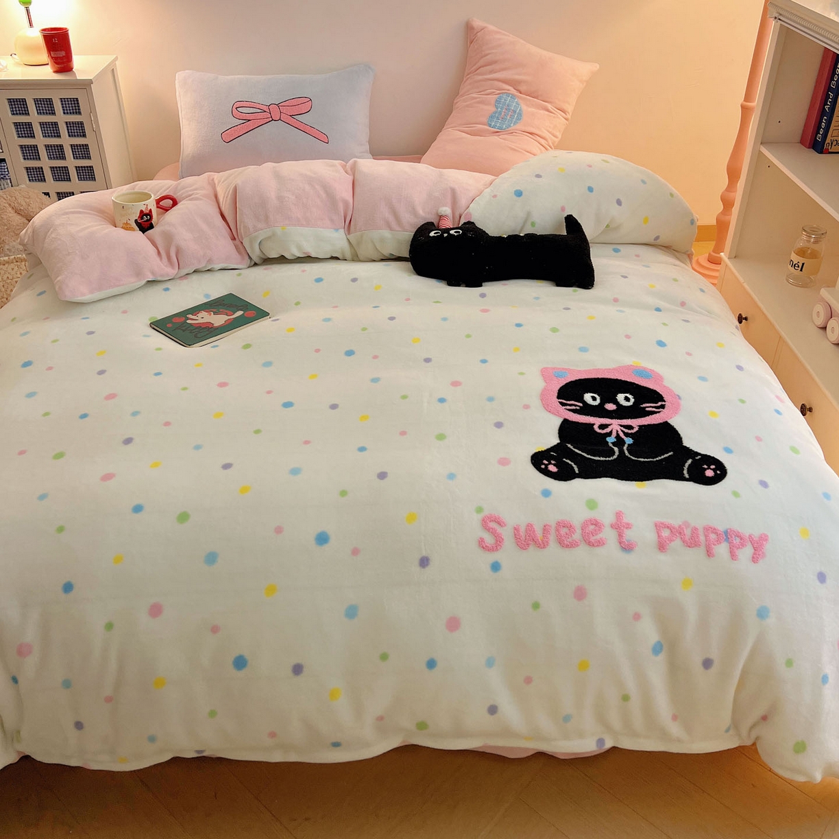 91家纺网 家纺一手货源 找家纺 盼季家纺 2025新款卡通毛巾绣牛奶绒保暖四件套 牛奶绒毛巾绣-彩虹点点瞄