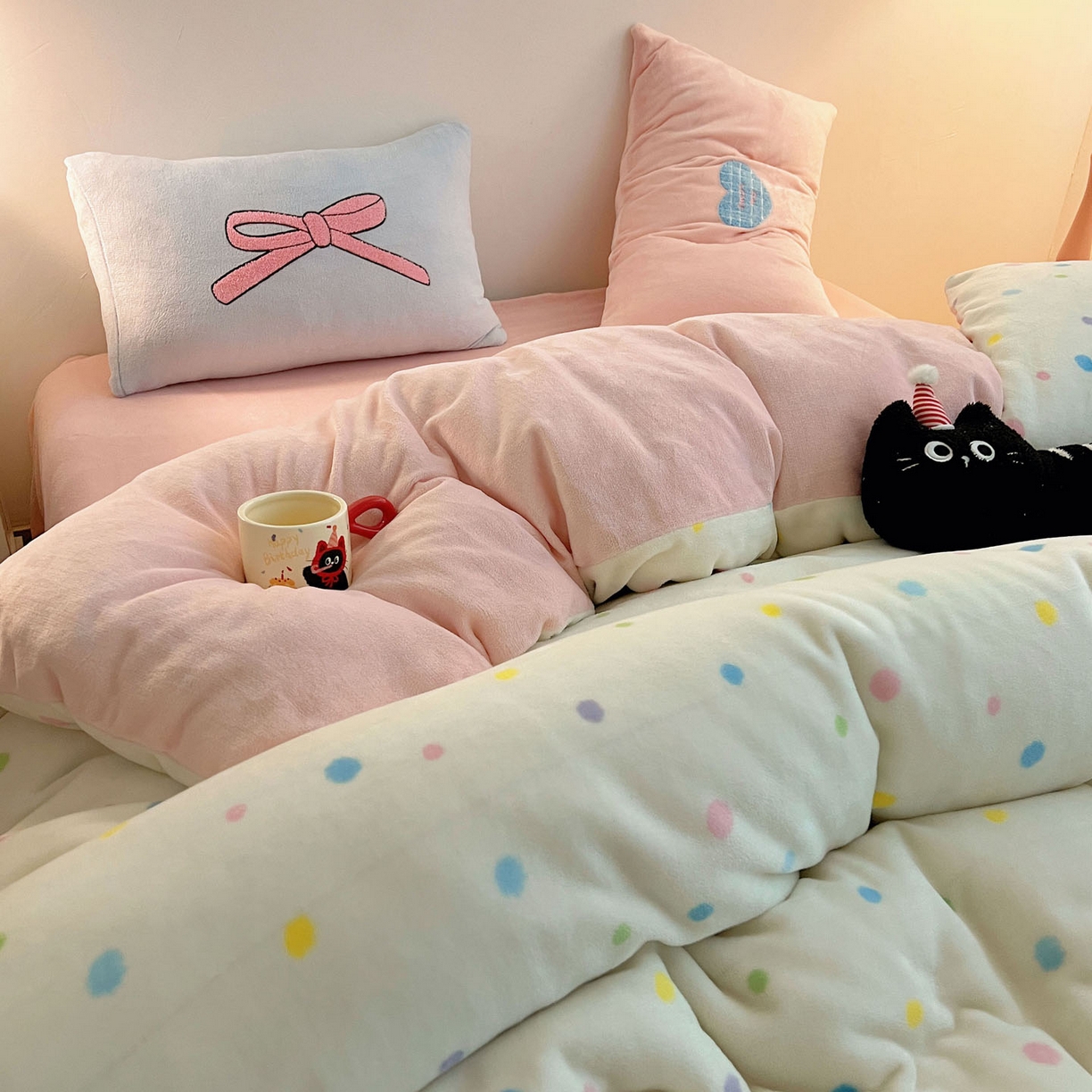 91家纺网 家纺一手货源 找家纺 盼季家纺 2025新款卡通毛巾绣牛奶绒保暖四件套 牛奶绒毛巾绣-彩虹点点瞄