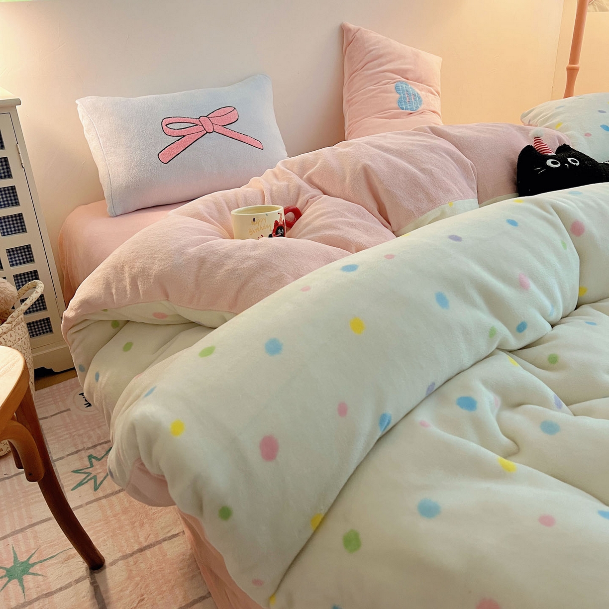 91家纺网 家纺一手货源 找家纺 盼季家纺 2025新款卡通毛巾绣牛奶绒保暖四件套 牛奶绒毛巾绣-彩虹点点瞄