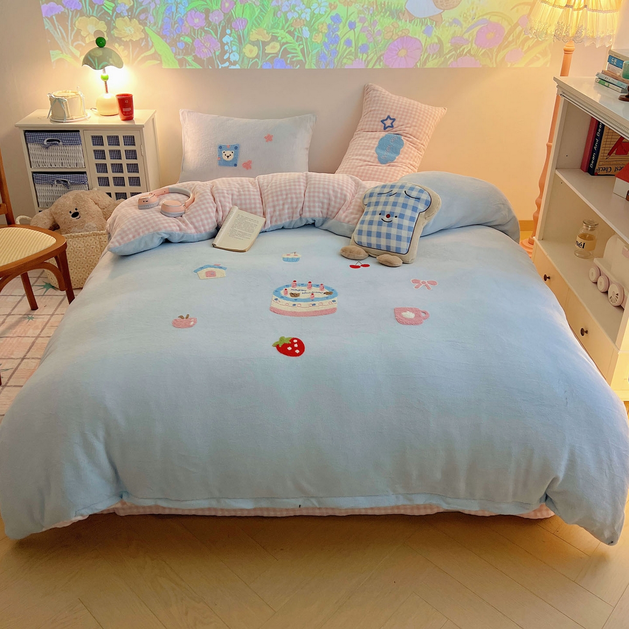 91家纺网 家纺一手货源 找家纺 盼季家纺 2025新款卡通毛巾绣牛奶绒保暖四件套 牛奶绒毛巾绣-蛋糕聚会