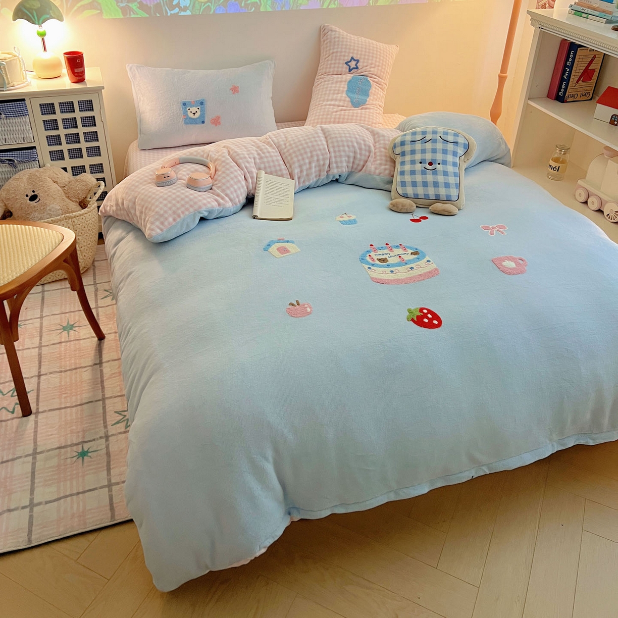 91家纺网 家纺一手货源 找家纺 盼季家纺 2025新款卡通毛巾绣牛奶绒保暖四件套 牛奶绒毛巾绣-蛋糕聚会