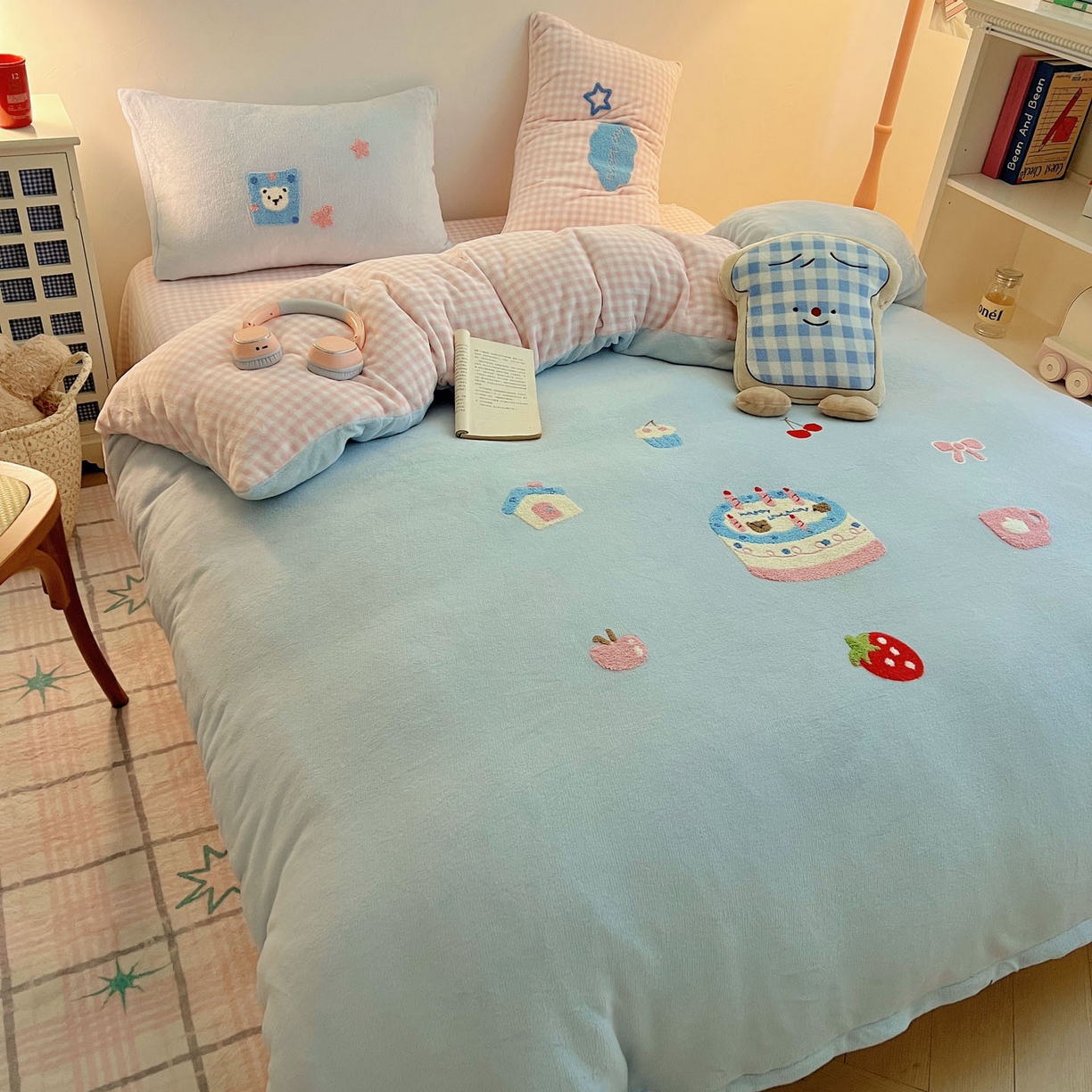 91家纺网 家纺一手货源 找家纺 盼季家纺 2025新款卡通毛巾绣牛奶绒保暖四件套 牛奶绒毛巾绣-蛋糕聚会