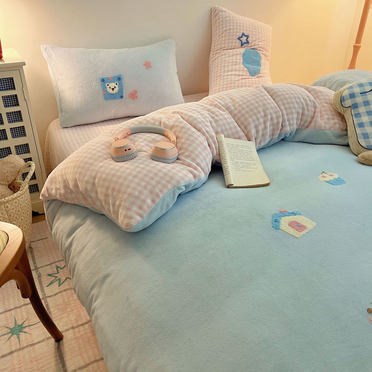 91家纺网 家纺一手货源 找家纺 盼季家纺 2025新款卡通毛巾绣牛奶绒保暖四件套 牛奶绒毛巾绣-蛋糕聚会