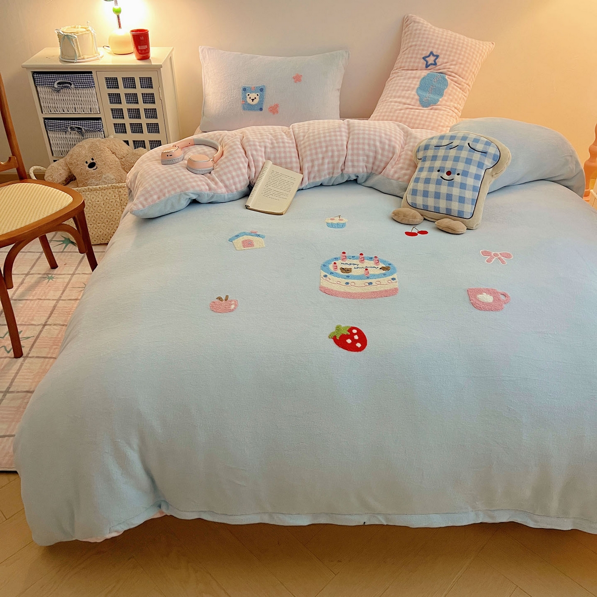 91家纺网 家纺一手货源 找家纺 盼季家纺 2025新款卡通毛巾绣牛奶绒保暖四件套 牛奶绒毛巾绣-蛋糕聚会