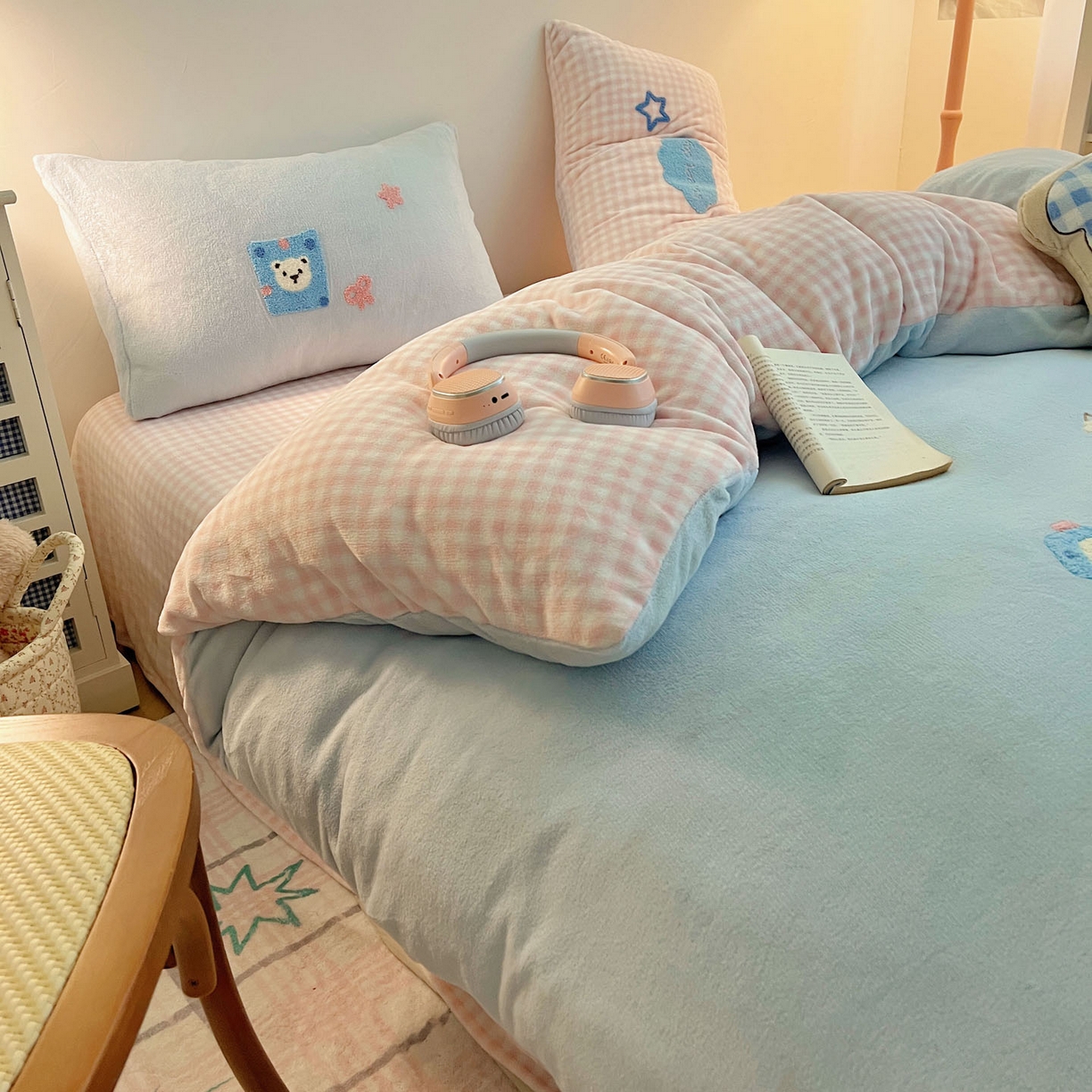 91家纺网 家纺一手货源 找家纺 盼季家纺 2025新款卡通毛巾绣牛奶绒保暖四件套 牛奶绒毛巾绣-蛋糕聚会